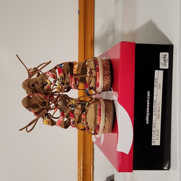 Floral Wedge - Picture 2 of 3